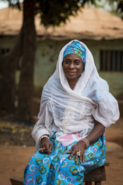 Bissau, Gine Cumhuriyeti - 6 Şubat 2018: şehir Bissau, Gine Bissau Missira mahallede, örtü ile geleneksel bir elbise giymiş bir kadın portresi