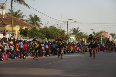 Bissau, Gine Cumhuriyeti - 12 Şubat 2018: kız Bisssau şehir içinde karnaval kutlamaları sırasında performans grubu.