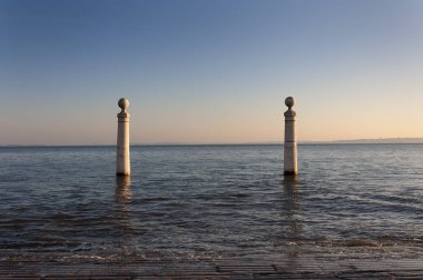 Cais das Colunas görünümünü ve şehir Lizbon, Portekiz Tagus Nehri (Rio Tejo).