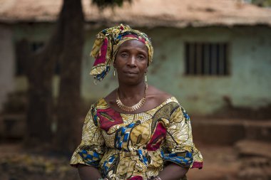 Bissau, Gine Cumhuriyeti - 6 Şubat 2018: şehir Bissau, Gine Bissau Missira mahallede, örtü ile geleneksel bir elbise giymiş bir kadın portresi