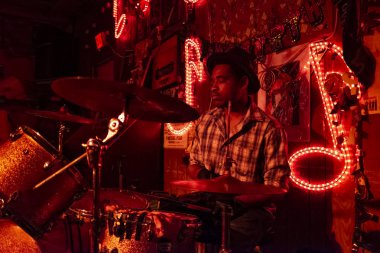 Yaşlardayken Clarksdale, Mississippi, Amerika Birleşik Devletleri - 23 Haziran 2014: kırmızı Lounge'da yaşlardayken Clarksdale, Mississippi, ABD oynayan Blues davulcu.
