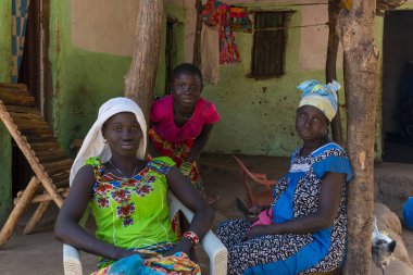 Gabu bölge, Bissau Cumhuriyeti - 7 Şubat 2018: Kadınlar evlerinde Gabu bölge, Gine Bissau Mandina Mandinga Köyü önünde portresi