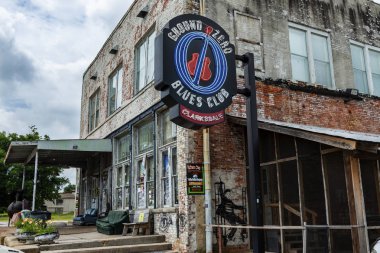 Yaşlardayken Clarksdale, Mississippi, Amerika Birleşik Devletleri - 23 Haziran 2014: Ünlü Ground Zero Blues kulübü yaşlardayken Clarksdale, Mississippi, ABD cephe.