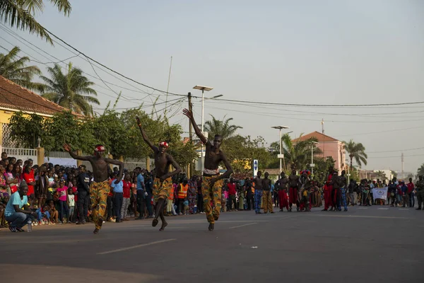 几内亚比绍比绍 2018年2月12日 在比索市狂欢节庆祝活动期间表演的男孩小组 — 图库照片