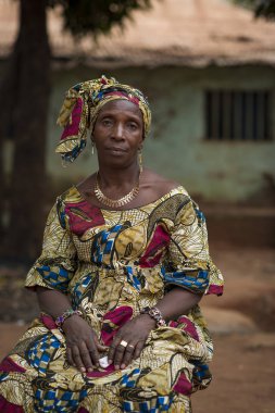 Bissau, Gine Cumhuriyeti - 6 Şubat 2018: şehir Bissau, Gine Bissau Missira mahallede, örtü ile geleneksel bir elbise giymiş bir kadın portresi