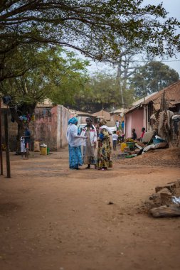 Bissau, Gine Cumhuriyeti - 6 Şubat 2018: üç kadın bir sokak Missira mahallede Bissau şehir, Gine Bissau konuşuyor