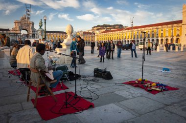 Lisbon, Portekiz - 11 Ocak 2012: Cais das Colunas Portekiz'in Lizbon kentinde oynayan sokak müzisyenleri