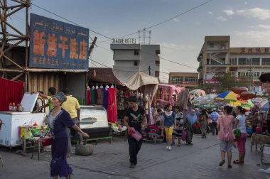 Turfan, Çin - 10 Ağustos 2012: Sincan bölgesi Turfan şehir sokak pazarında insanlara.