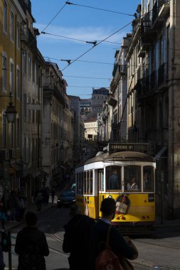 Lisbon, Portekiz - 17 Şubat 2018: 28 tramvay (Electrico 28) bir sokakta Baixa semtinde şehrin Lizbon, Portekiz