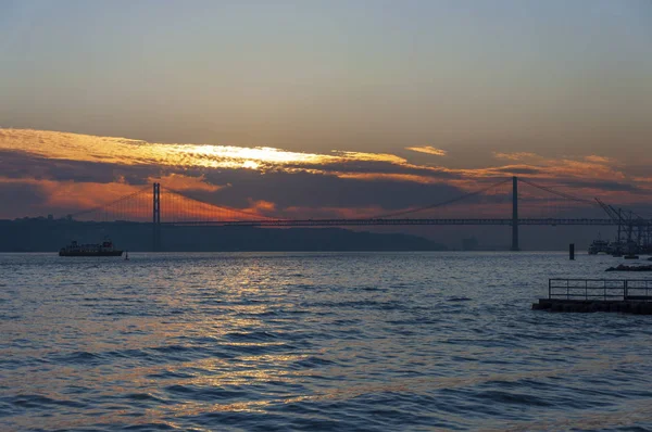 Barco Pasajeros Cacilheiro Cruzando Río Tajo Ciudad Lisboa Con Puente —  Fotos de Stock