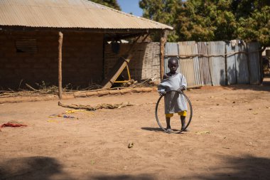Gabu bölge, Bissau Cumhuriyeti - 7 Şubat 2018: genç çocuk Mandina Mandinga Köyü Gabu bölgesinde, Gine Bissau.