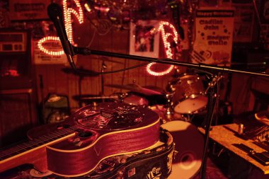 Yaşlardayken Clarksdale, Mississippi, Amerika Birleşik Devletleri - 23 Haziran 2014: Kırmızılar Lounge bir gitar yaşlardayken Clarksdale, Mississippi, ABD detayını.