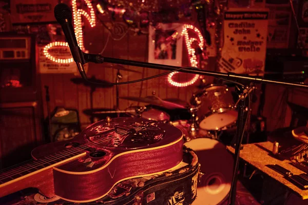 クラークスデール ミシシッピ州でレッズ ラウンジでギターのクラークスデール ミシシッピ州 アメリカ合衆国 2014 — ストック写真