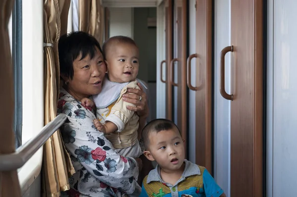 中国新疆 2012年8月11日 在中国新疆地区 带着两个婴儿乘火车旅行的妇女 — 图库照片