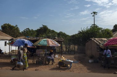Bissau, Gine Cumhuriyeti - 7 Şubat 2018: sokak sahne şehir Bissau sokak satıcıları, Gine Bissau, Batı Afrika ile sınırı
