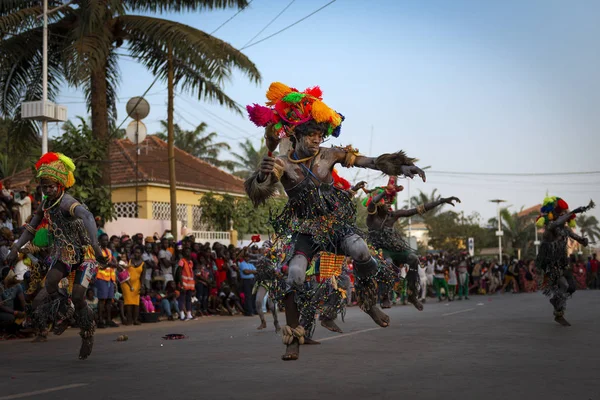 几内亚比绍比绍 2018年2月12日 在比索市狂欢节庆祝活动期间表演传统服装的一群男子 — 图库照片