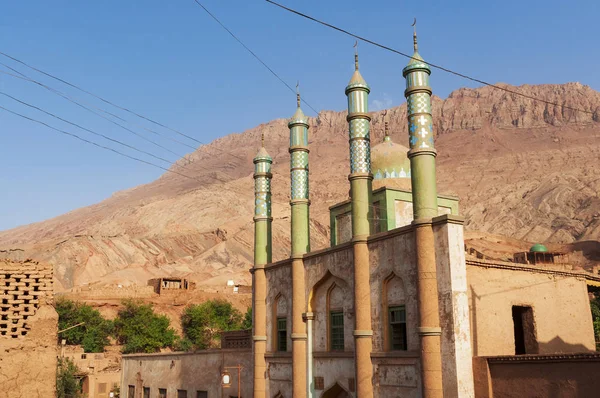 Fachada Mesquita Aldeia Uigur Tuyog Com Montanhas Fundo Região Xinjiang — Fotografia de Stock