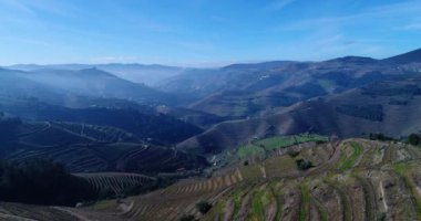 Teraslı üzüm bağları Douro Valley yakınındaki Pinhao Köyü, Portekiz Hava görünümünü; Kavram Portekiz seyahat ve Portekiz en güzel yerleri