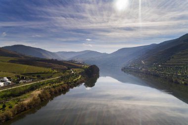 Teraslı üzüm bağları Douro Valley ve nehir kenarında Pinhao Köyü, Portekiz Hava görünümünü; Kavram Portekiz seyahat ve Portekiz en güzel yerleri