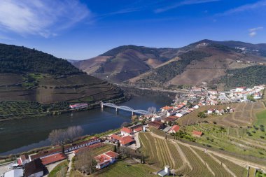 Havadan görünümü teraslı üzüm bağları ve Portekiz Douro Nehri ile Pinhao Köyü; Kavram Portekiz seyahat ve Portekiz en güzel yerleri