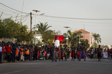 Bissau, Gine Cumhuriyeti - 12 Şubat 2018: Bisssau şehir içinde karnaval kutlamaları sırasında performans erkek grup.