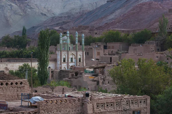 Vedere Satului Uyghur Tuyog Moschee Munți Fundal Regiunea Xinjiang China — Fotografie, imagine de stoc