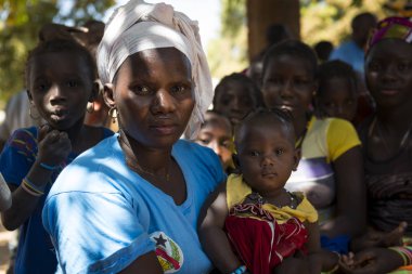 Gabu bölge, Bissau Cumhuriyeti - 7 Şubat 2018: portre bir waman ve bebeğini Gabu bölge, Gine Bissau Mandina Mandinga Köyü