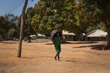 Gabu bölge, Bissau Cumhuriyeti - 7 Şubat 2018: genç kız Gabu bölge, Gine Bissau Mandina Mandinga Köyü