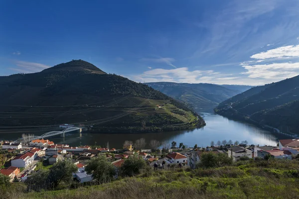 在葡萄牙的平豪村的景观与梯田葡萄园和杜罗河 在葡萄牙和葡萄牙最美丽的地方旅行的概念 — 图库照片
