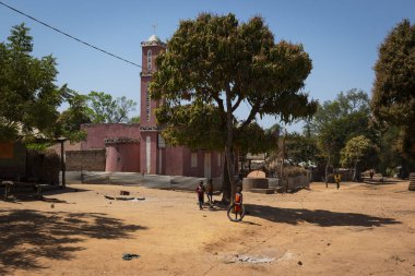 Gabu bölge, Bissau Cumhuriyeti - 7 Şubat 2018: Gabu bölge, Gine Bissau, Mandina Mandinga Köyü cami önünde oynayan çocuklar.