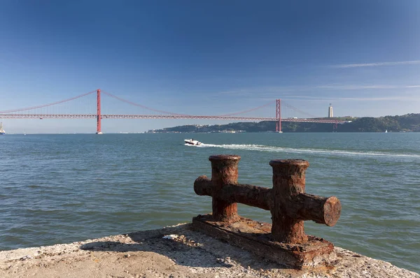 Blick Auf Den Fluss Tagus Mit Der April Brücke Hintergrund — Stockfoto