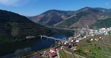 Havadan görünümü teraslı üzüm bağları ve Portekiz Douro Nehri ile Pinhao Köyü; Kavram Portekiz seyahat ve Portekiz en güzel yerleri
