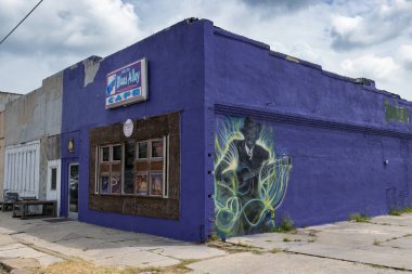Clarksdale, Mississippi, ABD-23 Haziran 2014: Delta blues Alley Cafe 'nin cephe, bir blues gitarist bir duvar ile, Clarksdale, Mississippi, ABD.