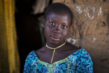 Gabu bölgesi, Gine-Bissau Cumhuriyeti-7 Şubat 2018: güzel bir genç kadının portresi, gabu bölgesi 'ndeki Mandina Mandinga köyünde, Gine Bissau