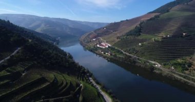 Teraslı üzüm bağları Douro Valley ve nehir kenarında Pinhao Köyü, Portekiz Hava görünümünü; Kavram Portekiz seyahat ve Portekiz en güzel yerleri