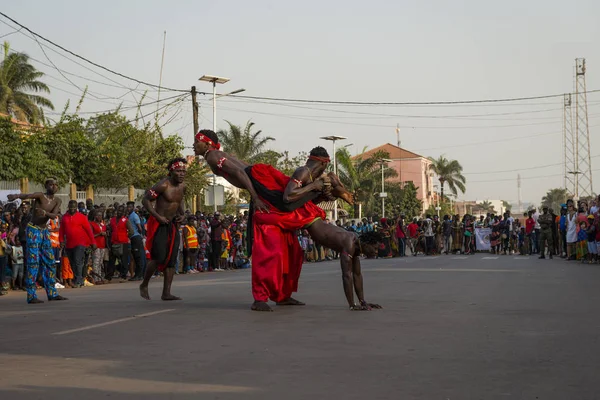 几内亚比绍比绍 2018年2月12日 在比索市狂欢节庆祝活动期间表演的青年男子小组 — 图库照片