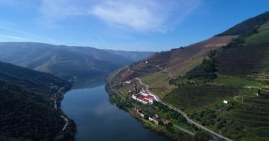 Portekiz'in Pinhao köyü yakınlarındaki Douro Vadisi ve nehirdeki teraslı üzüm bağlarının havadan görünümü; Portekiz ve Portekiz'de en güzel yerlerde seyahat için Kavram