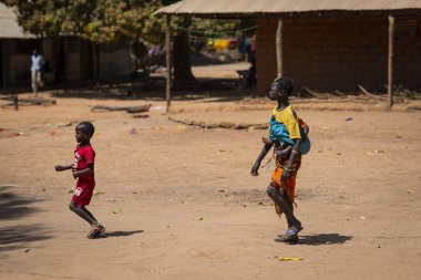 Gabu Bölgesi, Gine-Bissau Cumhuriyeti - 7 Şubat 2018: Gabu Bölgesi,Gine Bissau'daki Mandina Mandinga köyünde iki genç kız