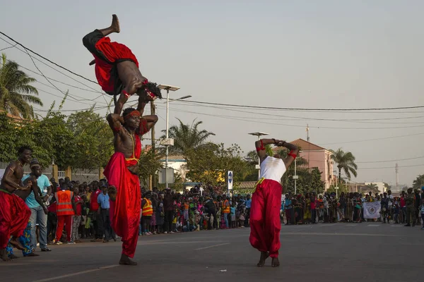 几内亚比绍比绍 2018年2月12日 在比索市狂欢节庆祝活动期间表演的青年男子小组 — 图库照片