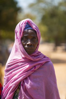 Gabu Bölgesi, Gine-Bissau Cumhuriyeti - 7 Şubat 2018: Gabu Bölgesi Mandina Mandinga köyünde bir kadının portresi, Gine Bissau