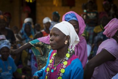 Gabu Bölgesi, Gine-Bissau Cumhuriyeti - 7 Şubat 2018: Gabu Bölgesi, Gine Bissau'daki Mandina Mandinga köyünde bir topluluk toplantısında dans eden bir grup kadın