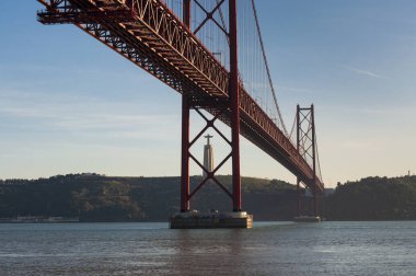 Lizbon, Portuga şehrinde, Tagus Nehri üzerinde 25 Nisan Köprüsü (Ponde 25 de Abril) görünümü