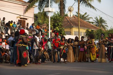 Bissau, Gine-Bissau Cumhuriyeti - 12 Şubat 2018: Bisssau şehrindeki Karnaval Kutlamaları sırasında sahne alan bir grup insan.