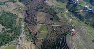 Teraslı üzüm bağları Douro Valley yakınındaki Pinhao Köyü, Portekiz Hava görünümünü; Kavram Portekiz seyahat ve Portekiz en güzel yerleri