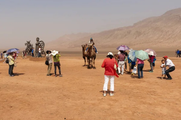 Montañas Llamas Xinjiang China Agosto 2012 Grupo Turistas Chinos Tomando — Foto de Stock