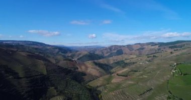 Teraslı üzüm bağları Douro Valley yakınındaki Pinhao Köyü, Portekiz Hava görünümünü; Kavram Portekiz seyahat ve Portekiz en güzel yerleri
