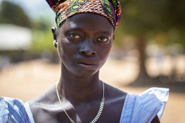 Габу, Республика Гвинея-Бисау - 7 февраля 2018 года: Портрет женщины в деревне Мандина Мандинга в регионе Габу, Гвинея-Бисса
