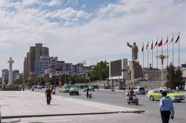 Kaşgar, Sincan, Çin - 14 Ağustos 2012: Mao Zedung heykeli ile Kaşgar kentinde bir caddenin görünümü, Sincan, Çin