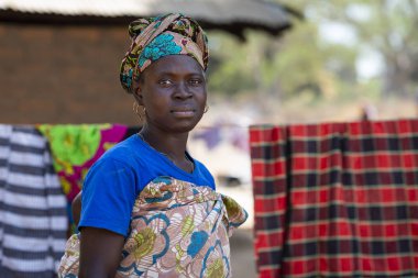 Gabu Bölgesi, Gine-Bissau Cumhuriyeti - 7 Şubat 2018: Gabu Bölgesi Mandina Mandinga köyünde bir kadının portresi, Gine Bissau