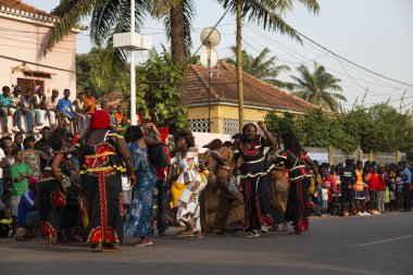 Bissau, Gine-Bissau Cumhuriyeti - 12 Şubat 2018: Bisssau şehrindeki Karnaval Kutlamaları sırasında sahne alan bir grup insan.